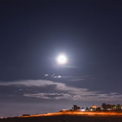 قمر ساطع وموج الغيوم